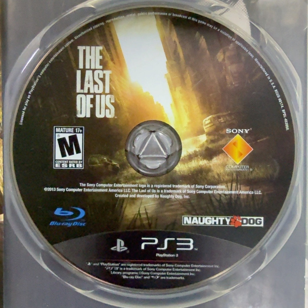 Fotografía real del disco de The Last of Us para PlayStation 3 usado